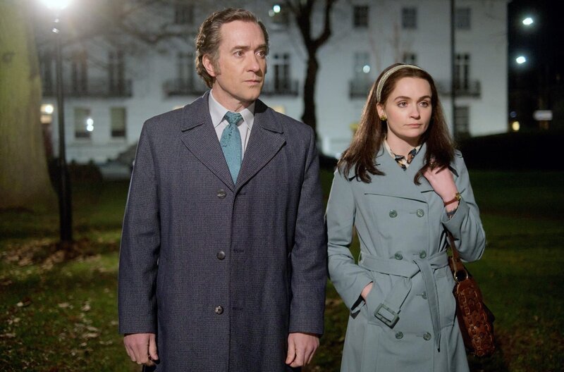 John Stonehouse (Matthew Macfadyen) mit seiner Assistentin Sheila Buckey (Emer Heatley) – Bild: Banijay Rights