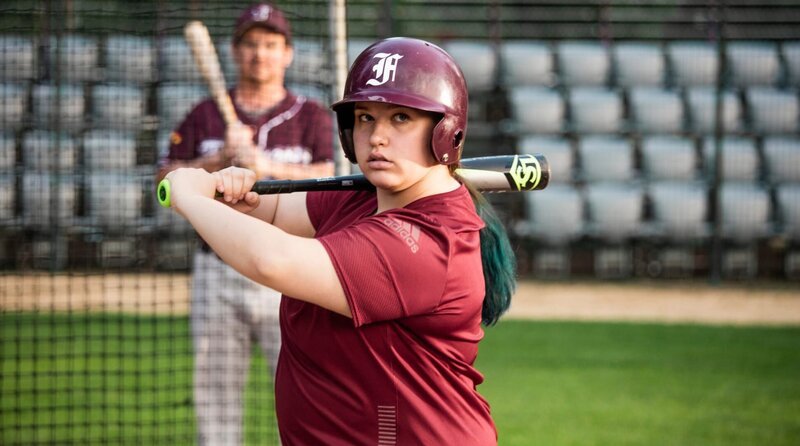 Die schüchterne Teenagerin Leyla (Dilara Aylin Ziem) entdeckt im Baseball eine neue Leidenschaft. – Bild: 2020 Hellinger/Doll Filmproduktion GmbH/Warner Bros. Entertainment GmbH Die schüchterne Teenagerin Leyla (Dilara Aylin Ziem) entdeckt im Baseball eine neue Leidenschaft. – Bild: 2020 Hellinger/Doll Filmproduktion GmbH/Warner Bros. Entertainment GmbH