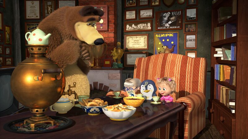 Mascha, Dascha und der Pinguin lassen sich mit Süßigkeiten vom Bären verwöhnen. – Bild: KiKA/​Animaccord Animation Studio