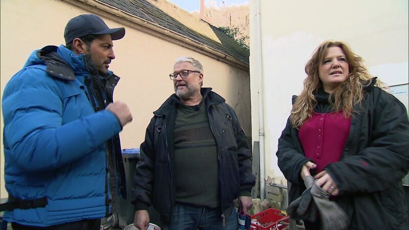 Mit seiner exzessiven Sammelleidenschaft geht Arno (62, Mitte) seiner Frau Daliah (42, re.) und deren Sohn Martin ziemlich auf die Nerven. Da die Familie Geld benötigt, soll RTL II-Trödelexperte Sükrü Pehlivan (li.) helfen, die im Hinterhaus angesammelten „Schätze“ zu verkaufen und zu entsorgen, um Platz für eine Ferienwohnung zu schaffen. – Bild: RTL II
