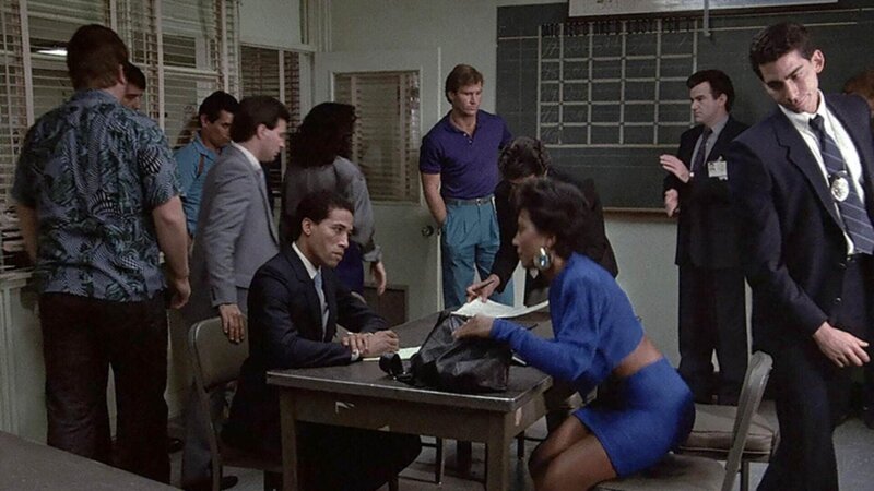 Mit Hilfe von modernster Kriminaltechnik ist es dem Team gelungen, ein Teil des Schmucks in einem versenkten Auto in einem Fluss aufzuspüren. Eric (Adam Rodriguez) soll den Schmuck bergen. – Bild: RTL /​ Universal