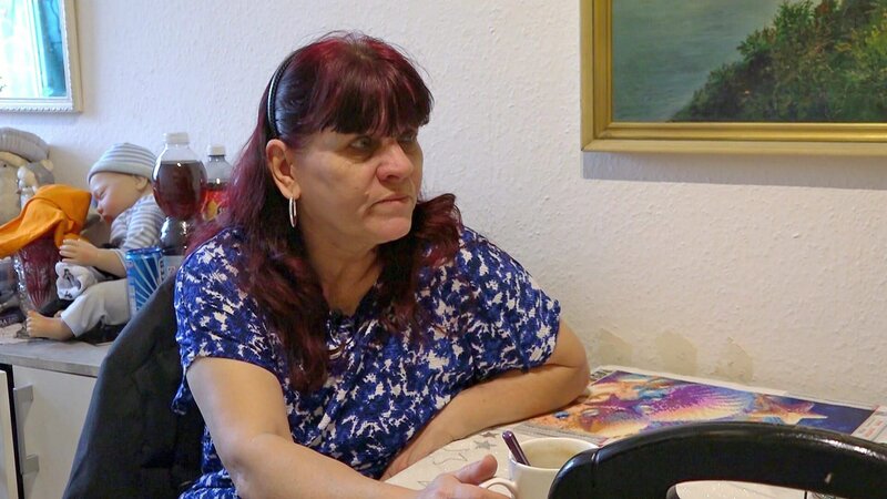 Petra erhält ein Jobangebot als Haushaltshilfe. – Bild: RTLZWEI