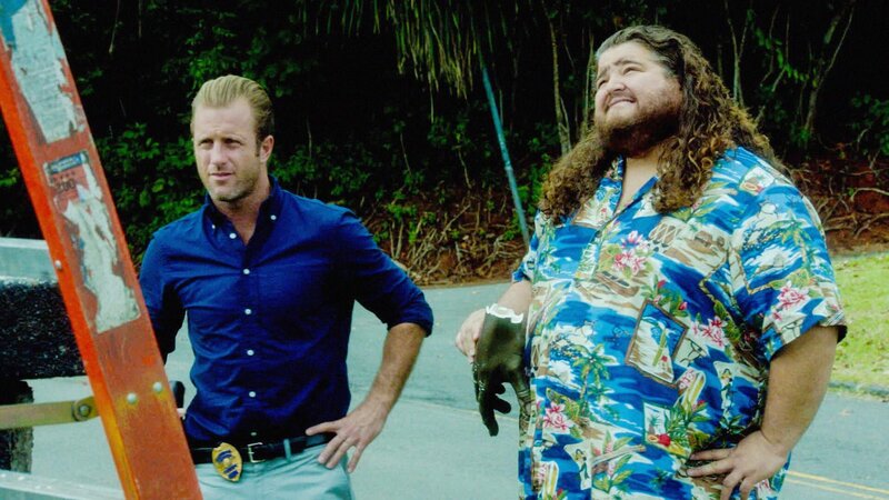 Versuchen gemeinsam, einen Mörder zu finden: Danny (Scott Caan, l.) und Jerry Ortega (Jorge Garcia, r.) … – Bild: CBS ENTERTAINMENT