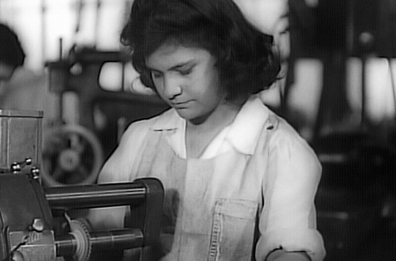 In den Vereinigten Staaten sind viele Frauen in den Munitionsfabriken beschäftigt, während die Männer als Soldaten an den Kriegshandlungen teilnehmen. – Bild: Agat Films et Cie