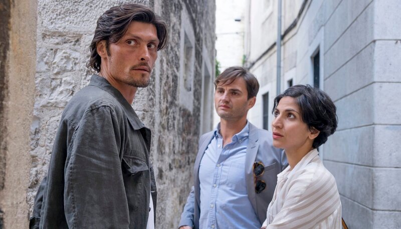 Journalist Stipe Rif (Stipe Erceg, li.) kennt dunkle Geheimnisse der angesehenen Familie Trević. Er will aussagen, wenn Branka (Neda Rahmanian) und Emil (Lenn Kudrjawizki) ihm Zeugenschutz versprechen. – Bild: ARD Degeto/​Erika Hauri