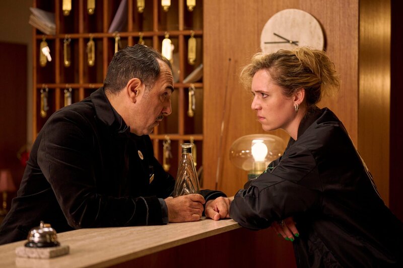 Jetzt können Charles (Adnan Maral) nur noch Schnaps und Adriana (Stella Goritzki) helfen. – Bild: ZDF und Frank Dicks