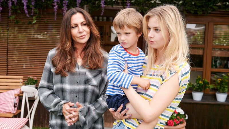 Frühling – Alte Liebe, neue Liebe Katja bemerkt, wie angespannt die familiäre Situation ist. Simone Thomalla als Katja Baumann, Eliah Weinkauf als Maxi, Hanna Binke als Amelie. – Bild: SRF/​ZDF/​Walter Wehner