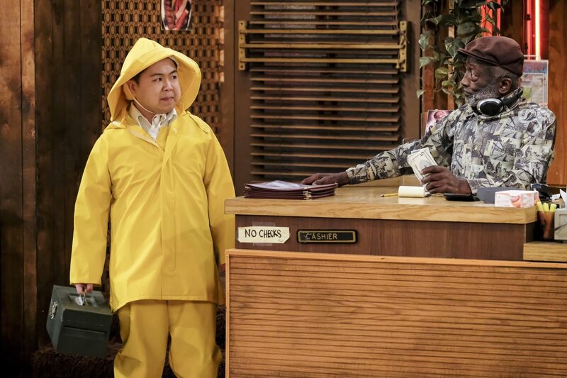 Während Han (Matthew Moy, l.) sich auf ein angeblich bevorstehendes Unwetter vorbereitet, glaubt Earl (Garrett Morris, r.) noch nicht an ein Unglück … – Bild: PLURIMEDIA (Warner Bros Television)