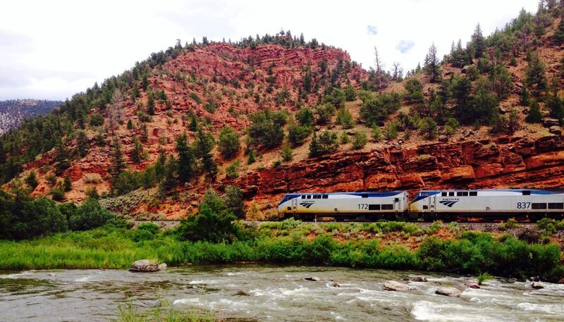 Der „California Zephyr“ in den Canyons von Colorado. – Bild: NDR/​Karin Dohr