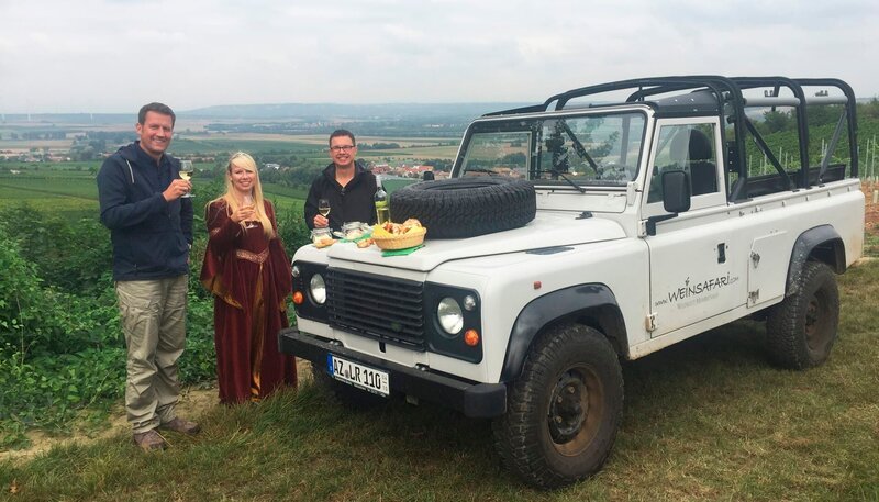 Jens Hübschen mit der Turmkönigin von Lonsheim auf Weinsafari. – Bild: SWR/​Rolf Stephan