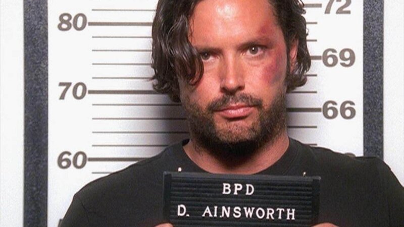 Zehn Jahre nach der blutigen Tat wird ein Fall wieder aufgerollt. Ist der vermeintliche Polizistenmörder Ainsworth (David Ripley) doch unschuldig? – Bild: TVNOW /​ NBC Universal