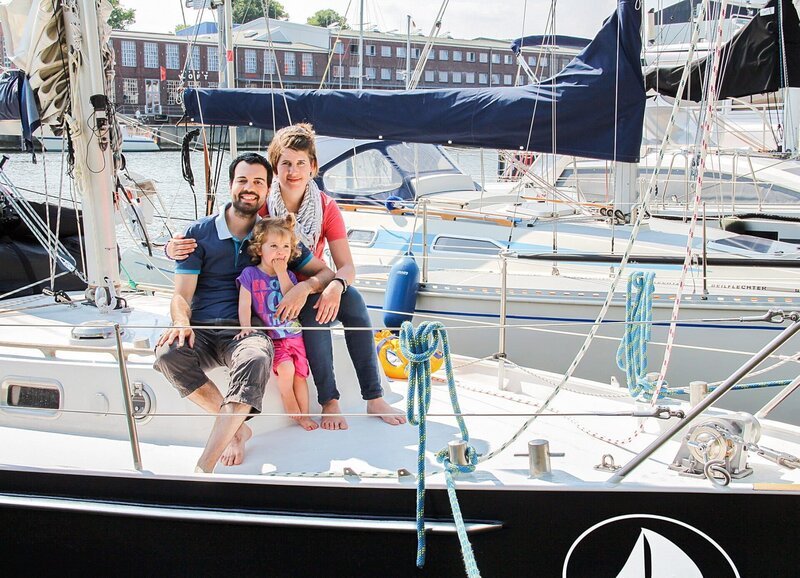 Familie Grundlehner aus Romanshorn TG auf ihrem Segelboot – Bild: SRF