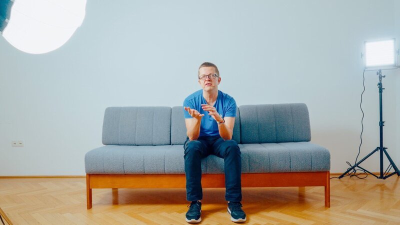 Können wir unseren Augen und Ohren noch trauen, bei dem, was wir auf unseren Bildschirmen sehen? Hanno zeigt, was Künstliche Intelligenz heute kann! Täuschend echtes Videomaterial und Musik auf Knopfdruck? Jede Sprache sprechen? Familienfotos von 1925 zum Leben erwecken? Alles möglich. Doch wo liegen die Grenzen und Gefahren, die damit einhergehen? Hanno testet verschiedene K.I. Tools auf Herz und Nieren und wird dabei von „K.I.K.I.“ begleitet, seiner persönlichen K.I. Assistentin für diese Doku. Zusammen gehen sie der Frage nach: Was kann man noch glauben? Im Bild: Clemens Wasner, CEO von EnliteAI, einem österreichischen AI-Startup, sowie Mitgründer und Vorsitzender von AI Austria. – Bild: ORF, Hashtag Media