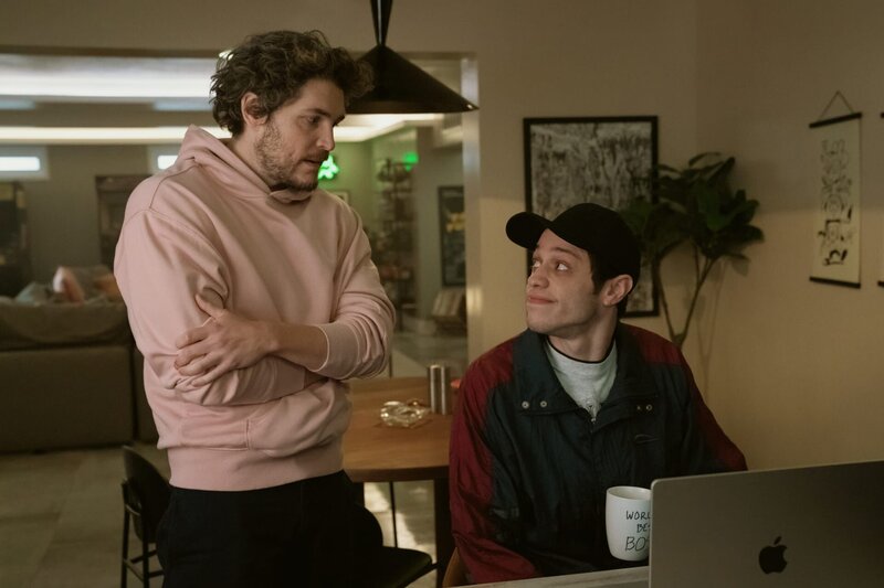 Evan (Philip Ettinger, l.) und Pete (Pete Davidso, r.) diskutieren, wie Petes Karriere weitergeht. – Bild: ZDF und PEACOCK