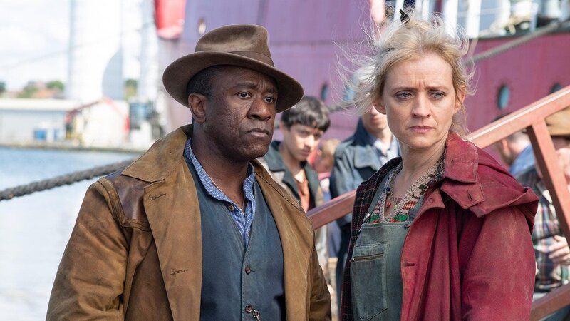 L-R: John Faa (Lucian Msamati) and Ma Costa (Anne-Marie Duff) – Bild: Sky Channel