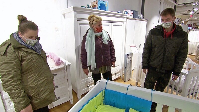 Die Qual der Wahl … Für welches Kinderbettchen werden sich Sarafina (li.), Peter und Silvia entscheiden? – Bild: RTLZWEI
