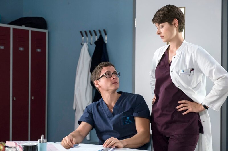 Elias (Stefan Ruppe, l.); Theresa (Katharina Nesytowa, r.) – Bild: ARD/​Jens Ulrich Koch