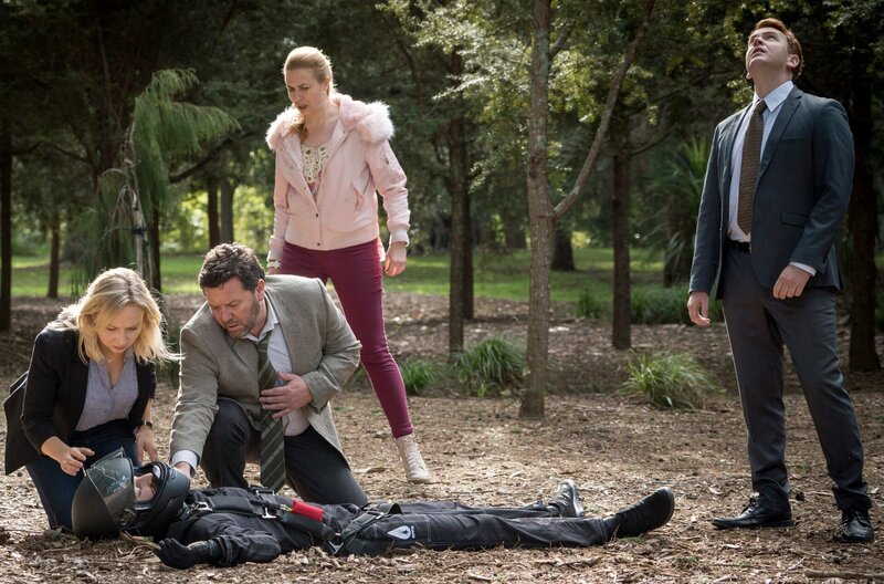 Detective Shepherd (Neill Rea, knieend), Sims (Fern Sutherland, knieend), D.C. Breen (Nic Sampson) und Pathologin Gina (Cristina Ionda) mit dem abgestürzten Fallschirmspringer Andre Barrington (Matthew Arbuckle). – Bild: ARD Degeto/​SPP and All3Media