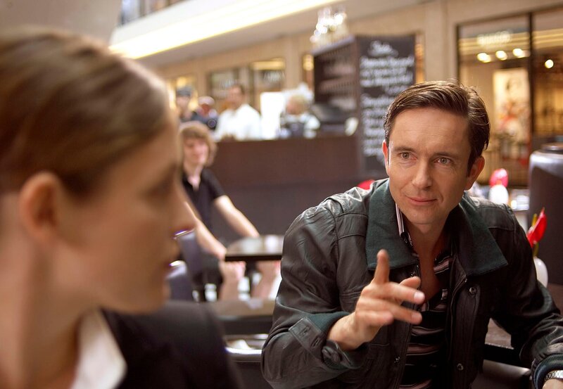 Sascha Kröger (Arnd Klawitter) findet die junge Frau (Katharina Lorenz) sympathisch und lädt sie auf einen Kaffee ein. – Bild: NDR/​WDR/​Uwe Stratmann