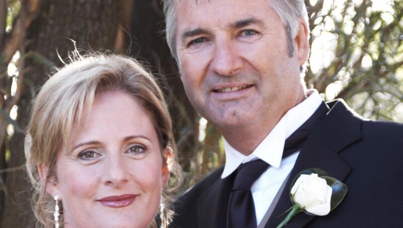 Meg (Sonia Todd) und Terry (John Jarratt) beschließen, auf den Spuren von Terrys Vater eine Rundreise durch das ganze Land zu machen. – Bild: TVNOW /​ Southern Star/​RP