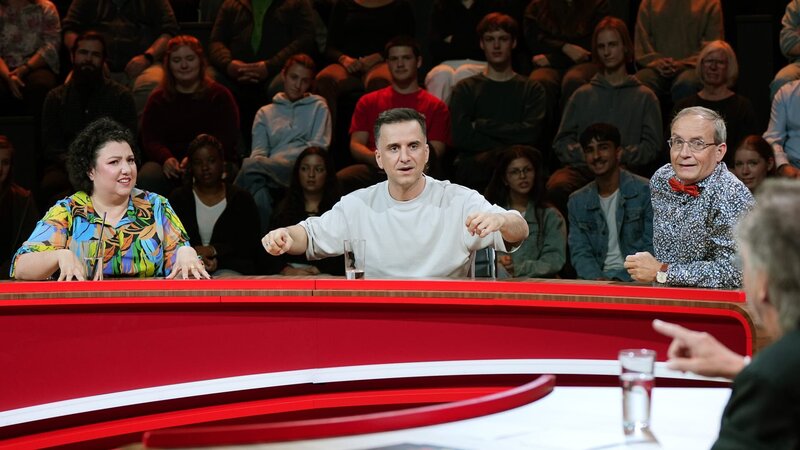 Sind Meltem Kaptan, Özcan Cosar und Wigald Boning auf der richtigen Spur? – Bild: RTLZWEI