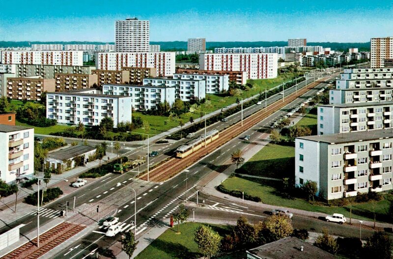 Wohnsiedlungen wie die Neue Vahr in Bremen linderten die Wohnungsnot nach dem 2. Weltkrieg. Später gerieten sie als Wohnmaschinen in Verruf. – Bild: ZDF/​Radio Bremen