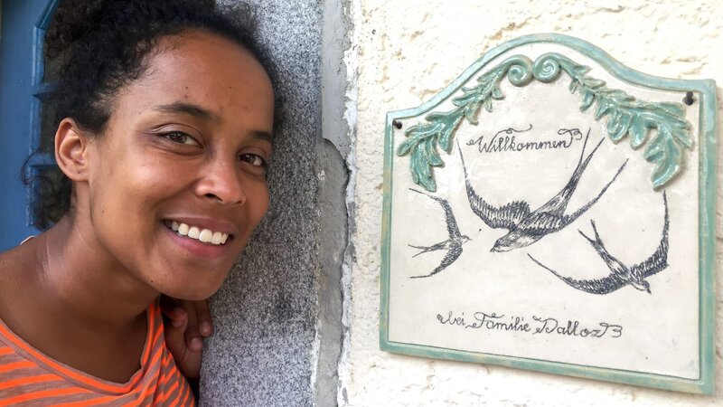 Pia schaut sich an, wie man sein Zuhause „mauerseglerfreundlich“ machen kann. – Bild: BR/​TEXT+BILD Medienproduktion GmbH & Co. KG/​Marcella Müller