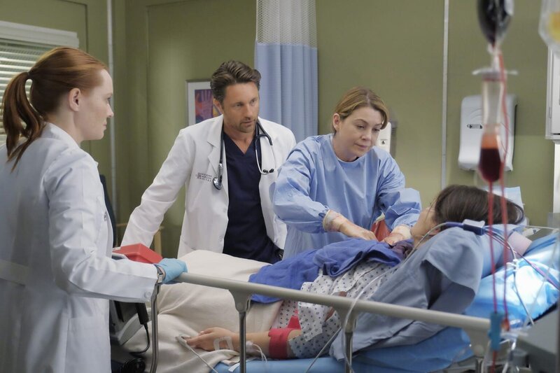 Kämpfen um das Leben von Daphne (Meredith Salenger, r.): Meredith (Ellen Pompeo, 2.v.r.), Riggs (Martin Henderson, 2.v.l.) und Blake (Samantha Sloyan, l.) … – Bild: ABC Studios