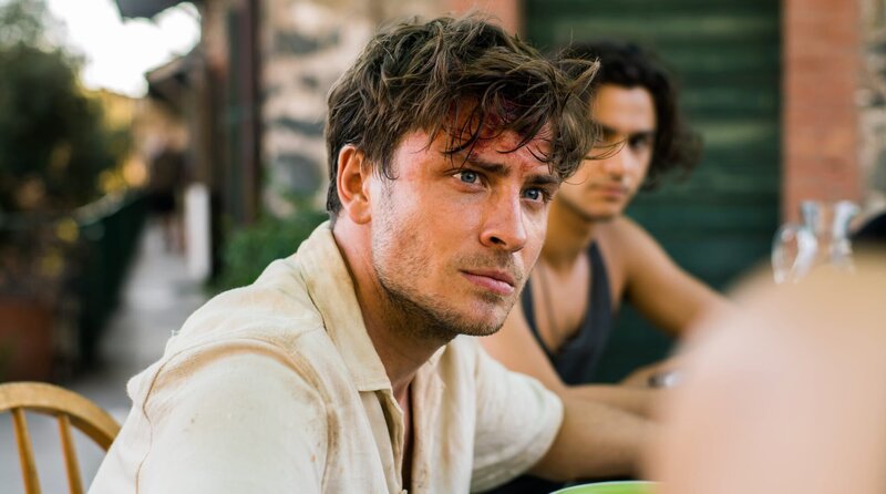 Nikolaus Tanz (Jannik Schümann) möchte von Davide (Martin Peñaloza Cecconi, hinten re.) und Enzo (Adriano Bonamore, re.) ihre Beweggründe wissen. – Bild: ARD Degeto/​Roland Suso Richter