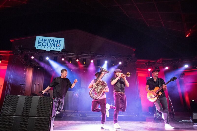 Beim 9. Heimatsound-Festival brachten im August 2024 einige der bekanntesten Bands der Szene den typischen „Heimatsound“ auf die legendäre Bühne des Passionstheaters in Oberammergau. Dieses Mal dabei: Erwin & Edwin. – Bild: Johanna Schlüter /​ BR