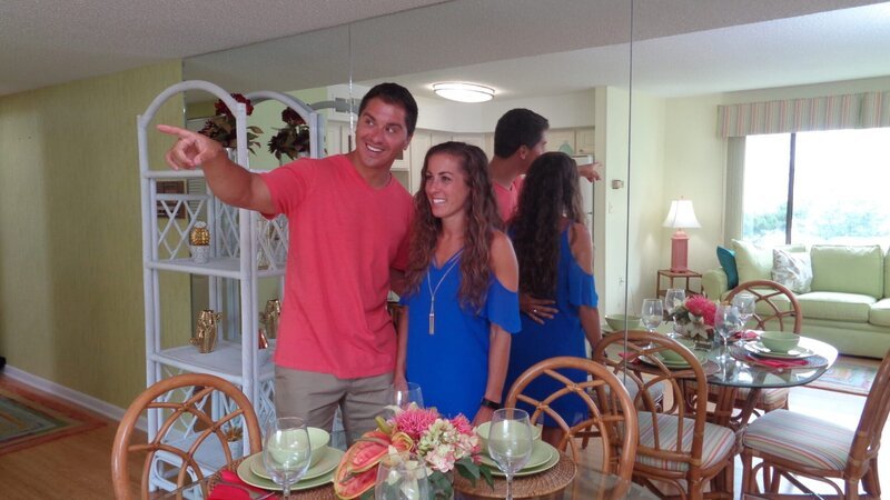 Contributors Jon Pruskowski and Jen Pruskowski look around the living area at Northside Surf as seen on HGTV’s Beachfront Bargain Hunt. – Bild: Scripps Networks, LLC.