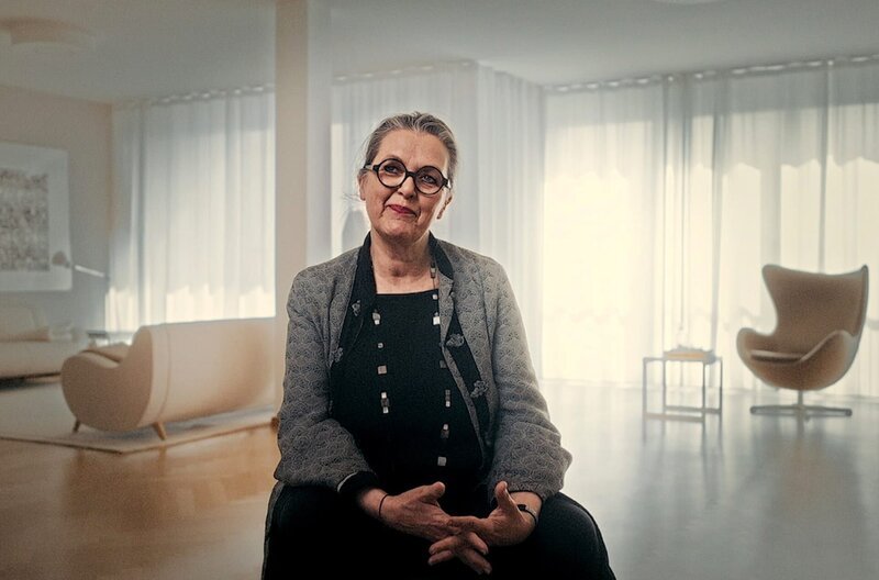 Ordnungscoachin Gunda Borgeest erklärt den Unterschied zwischen Aufräumen und Ordnung. – Bild: weltrecorder