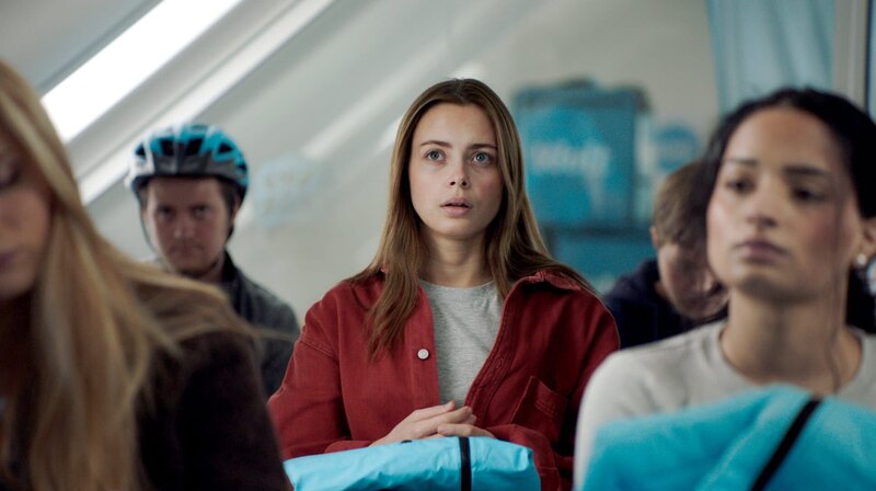 Um einem attraktiven Fahrradkurier zu gefallen, fängt Ida (Elli Müller Osborne) selbst bei dem Unternehmen an. – Bild: Viaplay Group