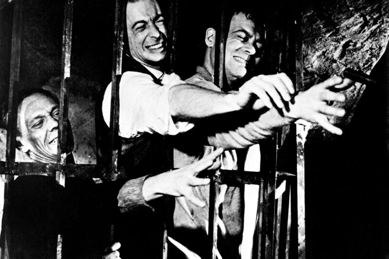 v.li.: Lacy (Georg Lehn), Savini (Harry Wüstenhagen) und Inspektor Featherstone (Klausjürgen Wussow) sind im Verließ des Schlosses gefangen. – Bild: ORF (FS1/​FS2) /​ ORF2