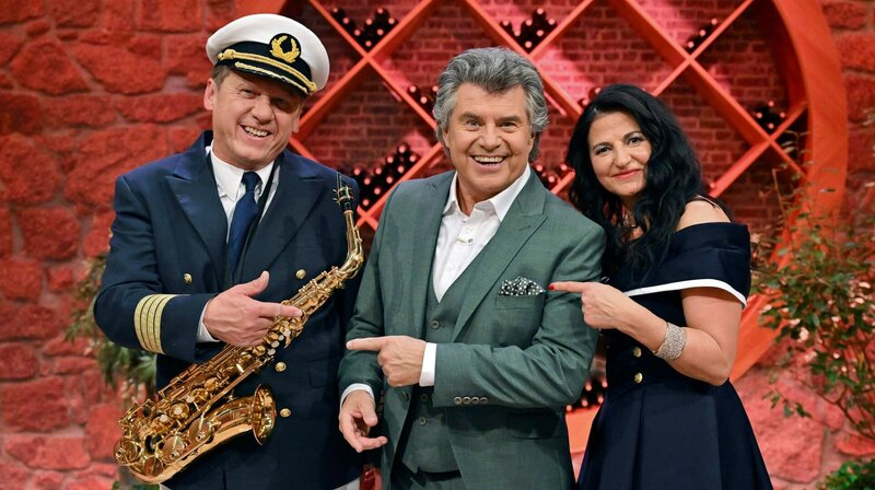 Captain Freddy & Gabriela gemeinsam mit Andy Borg. – Bild: SWR/​Kerstin Joensson
