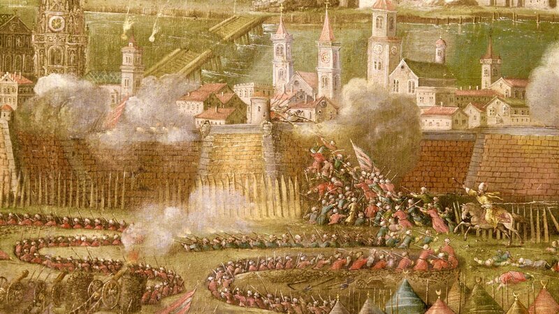 Wenige Ereignisse haben den Lauf der Geschichte in Europa so beeinflusst wie die Abwehr der Osmanen 1683 vor Wien. Bei näherem Hinsehen erscheint diese weltgeschichtliche Abwehrschlacht voller Rätsel zu sein: Was war es, das die Osmanen in diese Entscheidungsschlacht trieb? Welche Rolle spielte der Bericht des türkischen Reiseschriftstellers Evlia Celebi, der wenige Jahre zuvor Wien bereist und die Reichshauptstadt in seiner Heimat als „goldenen Apfel“ angepriesen hatte? Welche Intrigen liefen im osmanischen Heer hinter den Kulissen? Und warum hielt sich der abgeschlagene Kopf des gescheiterten Eroberers Kara Mustafa bis vor etwa zwanzig Jahren in einem Depot des Wien-Museums? ORF III geht in dieser neuproduzierten Serie den Mysterien der österreichischen Geschichte auf den Grund. Bis vor gar nicht langer Zeit hielt sich in Wien ein grausiger Museumsbestand: der abgeschnittene Kopf des Kara Mustafa, des osmanischen Heerführers bei der zweiten Wiener Türkenbelagerung. Kara Mustafa hatte ohne Befehl gehandelt, als er bis vor Wien zog, um die Stadt zu erobern. Er hätte sich in die Weltgeschichte einschreiben können, allein, das Vorhaben scheiterte und Mustafa wurde von seinen eigenen Leuten geköpft. ORF III geht in dieser neuproduzierten Serie den Mysterien der österreichischen Geschichte auf den Grund: welches Rätsel birgt der Kopf des glücklosen Eroberers? Und welche Rolle spielte der Bericht des türkischen Reiseschriftstellers Evlia Celebi, der wenige Jahre zuvor Wien bereist und die Reichshauptstadt in seiner Heimat als „goldenen Apfel“ angepriesen hatte? – Bild: Christian Papke /​ ORF /​ Papke Film