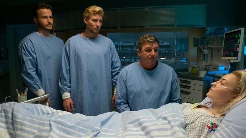Dr. Martin Gruber (Hans Sigl, 2.v.r.), Markus Jenner (Nicolas Wolf, l.) und Fabian Marx (Hannes Schmid, M.) machen sich große Sorgen um den Gesundheitszustand von Karla Jenner (Sarah Mahita, r.). – Bild: ZDF