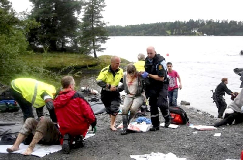 Versorgung der Opfer nach dem Anschlag von Anders Breivik auf der norwegischen Insel Utøya. – Bild: SWR/​Ventana Film/​AFP