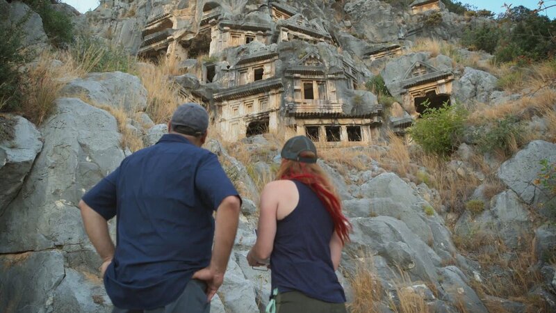 Stel und Jess entdecken eine verschobene Küstenlinie und die Ruinen einer verlorenen Stadt direkt unter ihren Füßen. – Bild: Warner Bros. Discovery