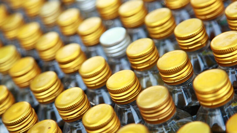 Rows of golden color bottle caps with shallow depth of field – Bild: ajijchan/​ajijchan/​ajijchan