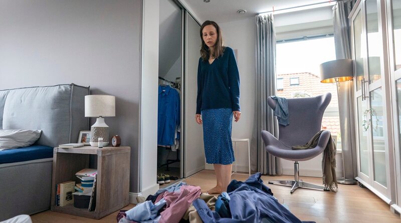 Aus lauter Wut: Jana (Petra Schmidt-Schaller) hat die Kleidung von ihrem Mann Christian auf den Boden geworfen. – Bild: ZDF und ARD Degeto/​Boris Laewen