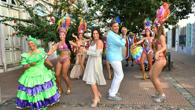 Bei einem gemeinsamen Landausflug kommen sich Kapitän Victor Burger (Sascha Hehn) und seine Jugendliebe Caroline (Christine Neubauer) wieder näher. – Bild: ZDF