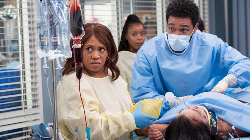 Erstversorgung einer Patientin: Chandra Wilson als Dr. Miranda Bailey, Anthony Hill als Dr. Winston Ndugu – Bild: SRF/​Disney