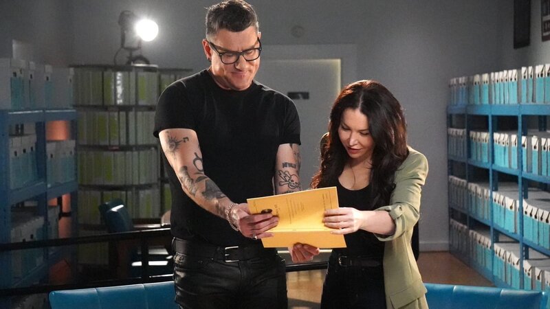 Mitch and Chrissy researching the library – Bild: Discovery Channel