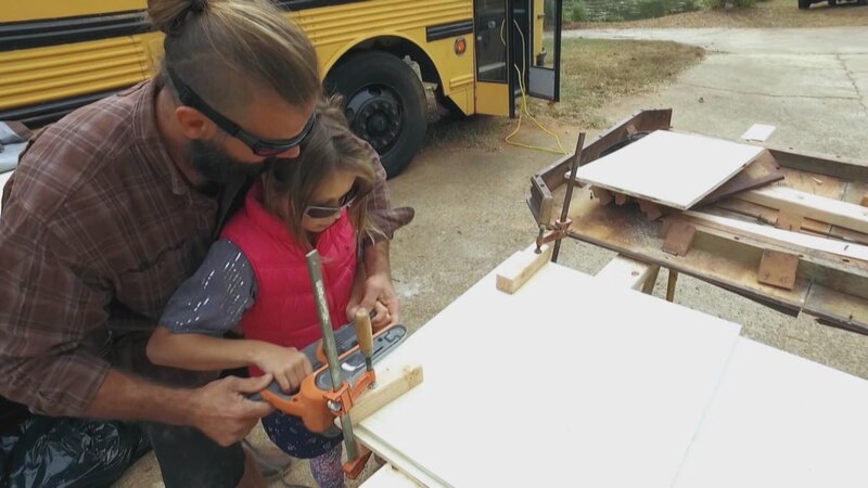 Wallace, Alyssa und ihre drei Kinder aus Athens, Georgia, haben beschlossen, ihren festen Wohnsitz aufzugeben, um künftig in einem Tiny House-Schulbus zu leben. Die abenteuerlustige Familie hatte früher in einem 325 qm-Blockhaus gewohnt, war dann in ein 46 qm-Studio gezogen und wird sich mit dem 22 qm-Bus nochmal um gut die Hälfte verkleinern. Doch Eltern und Kids möchten mobil sein. Trotzdem muss ihr rollendes Mini-Heim einiges bieten: Sie brauchen einen Bereich für Hausunterricht, einen gemütlichen Platz, an dem die Familie abends zusammensitzt, fünf Betten, eine Küche und ein Bad. Allen ist klar, dass der Bus-Umbau eine riesige Herausforderung wird. – Bild: HGTV