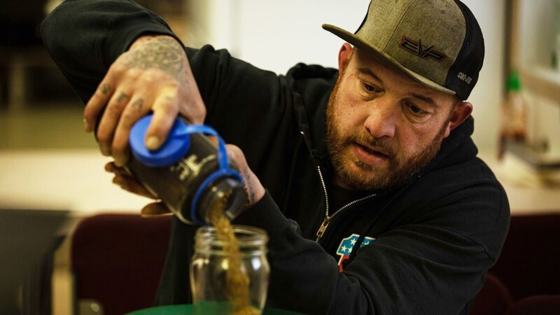 Rick Ness pouring gold. – Bild: Discovery Communications, LLC