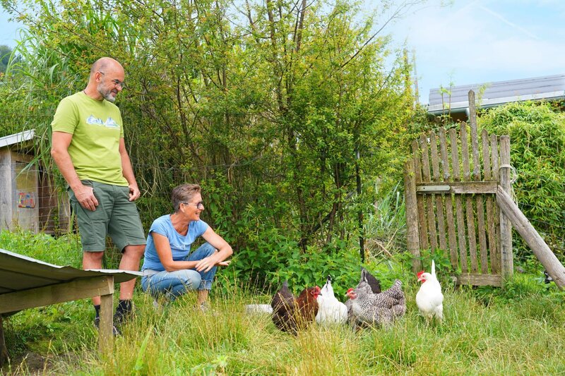 Mit viel Herzblut bewirtschaften Claudia und Martin Grimm im Allgäu einen kleinen, aber feinen Bio-Milchviehbetrieb wie aus dem Bilderbuch mit 25 Kühen, fünf Kälbern, drei Eseln, zwei Lamas und Hühnern. – Bild: Sabine Fuchs /​ BR, isarflimmern fernsehproduktion GmbH, cutflow GmbH
