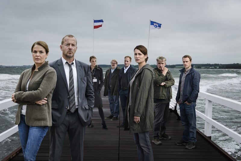 Hella Christensen (Barbara Auer), Simon Kessler (Heino Ferch), Mareike Thiel (Anna Unterberger), Uwe Hahn (Gustav Peter Wöhler), Lars von Ahnefeld (Johann von Bülow), Silke Broder (Anja Kling), Hauke Broder (Jörg Schüttauf) und Torben Broder (Hinnerk Schönemann). – Bild: ZDF und Stefan Erhard