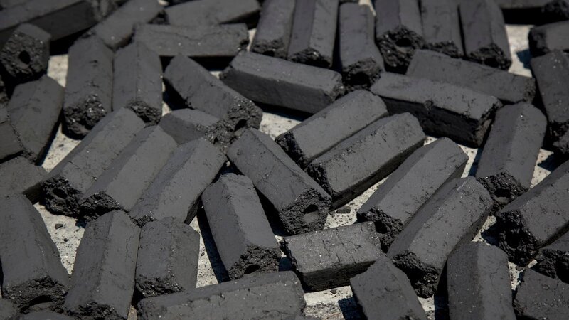 charcoal pack bar made from coconut shell background – Bild: ajball18