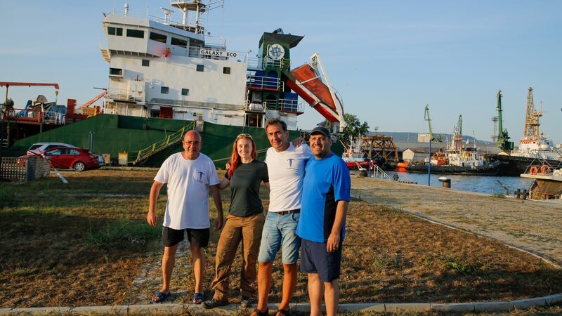 Der Experte Stel Pavlou (r.) und der Vulkanologe Jess Phoenix (2.v.l.) beginnen mit der Untersuchung möglicher Fundorte des verlorenen Stadtstaates Atlantis im Schwarzen Meer. – Bild: Discovery Communications, LLC